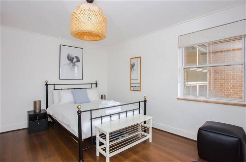 Photo 5 - Fantastic Central Apartment With Balcony in Fitzrovia