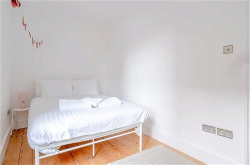 Photo 5 - Lovely 3 Bedroom Apartment in Clapton With Garden