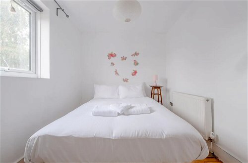 Foto 2 - Lovely 3 Bedroom Apartment in Clapton With Garden