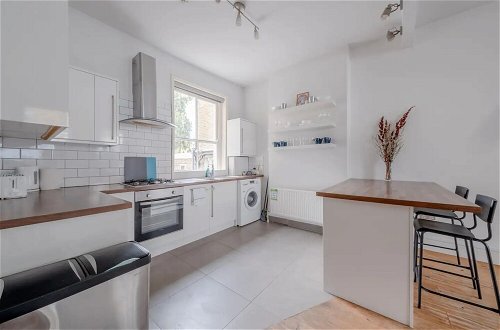 Photo 10 - Lovely 3 Bedroom Apartment in Clapton With Garden