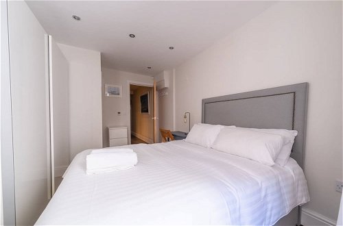 Photo 1 - Stylish 2 Bedroom Apartment in Chelsea With Garden