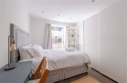 Foto 9 - Stylish 2 Bedroom Apartment in Chelsea With Garden
