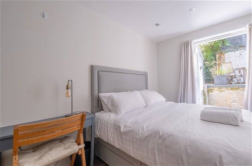 Foto 3 - Stylish 2 Bedroom Apartment in Chelsea With Garden