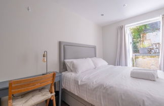 Photo 3 - Stylish 2 Bedroom Apartment in Chelsea With Garden