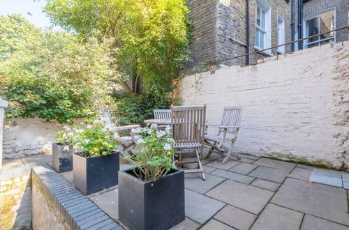 Photo 24 - Stylish 2 Bedroom Apartment in Chelsea With Garden