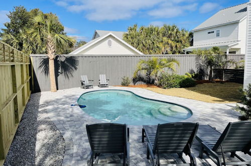 Photo 43 - Magnolia Charms by Avantstay 2 Mins TO Beach Pet Friendly, BBQ & Balcony Views