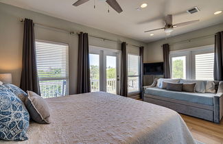 Photo 2 - Magnolia Charms by Avantstay 2 Mins TO Beach Pet Friendly, BBQ & Balcony Views