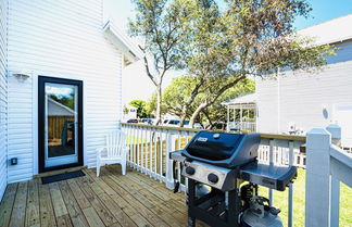 Photo 3 - Magnolia Charms by Avantstay 2 Mins TO Beach Pet Friendly, BBQ & Balcony Views