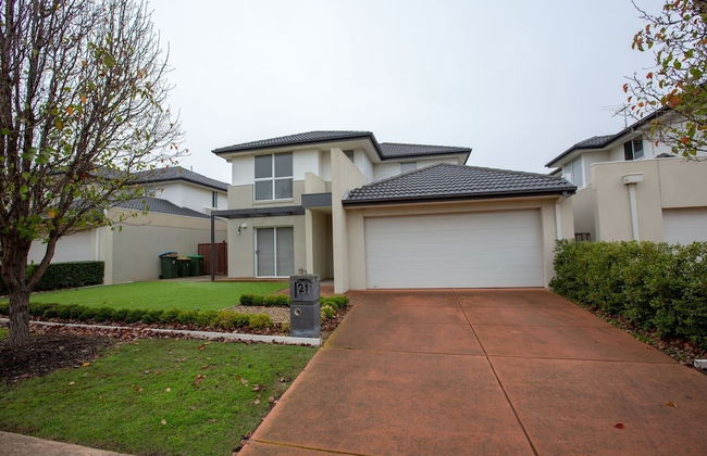 Superb Luxe 5BR House@point Cook Near Lake - Photo 1