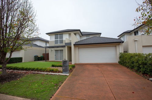 Photo 1 - Superb Luxe 5BR House@point Cook Near Lake