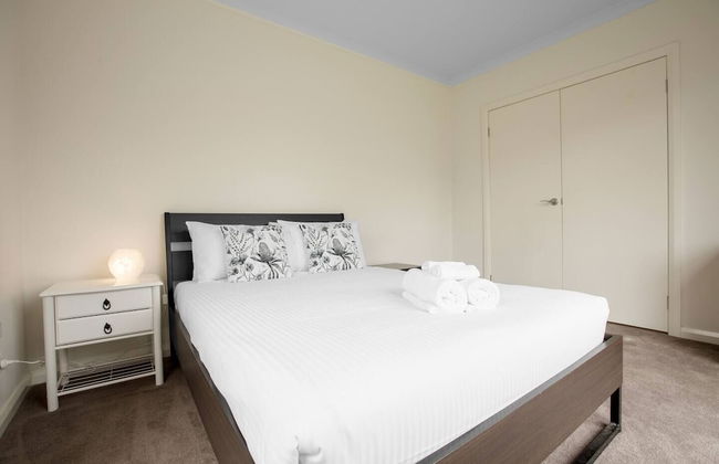 Superb Luxe 5BR House@point Cook Near Lake - Photo 4