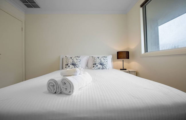 Superb Luxe 5BR House@point Cook Near Lake - Photo 14