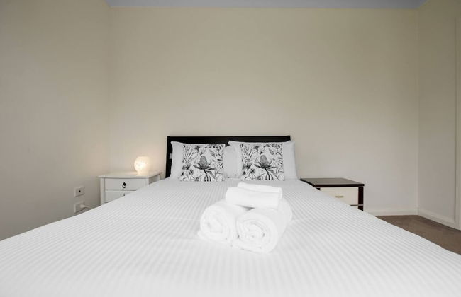 Superb Luxe 5BR House@point Cook Near Lake - Photo 12