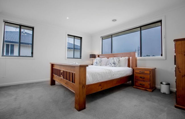Superb Luxe 5BR House@point Cook Near Lake - Photo 3