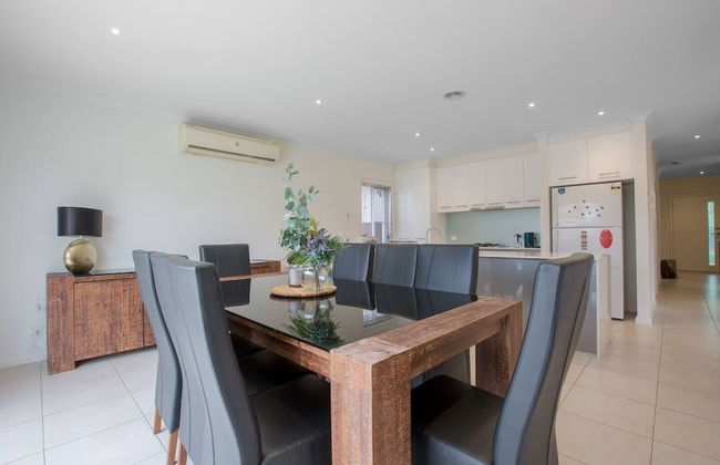 Superb Luxe 5BR House@point Cook Near Lake - Photo 22
