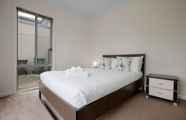 Superb Luxe 5BR House@point Cook Near Lake - Photo 11