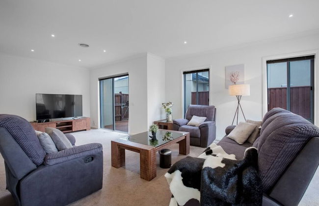 Superb Luxe 5BR House@point Cook Near Lake - Photo 16