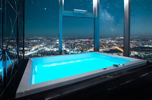 Photo 34 - Apartments in Sky Tower with Bathtub near the window