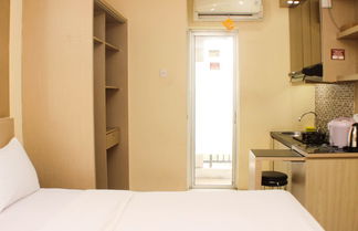 Foto 2 - Comfy And Best Location Studio Room At Bassura City Apartment