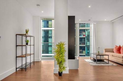 Photo 11 - Stunning Serviced Apartment-Canary Wharf