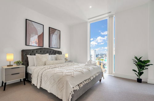 Photo 3 - Stunning Serviced Apartment-Canary Wharf