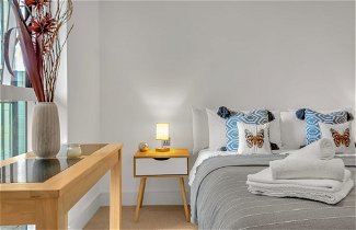 Photo 1 - Stunning Serviced Apartment-Canary Wharf