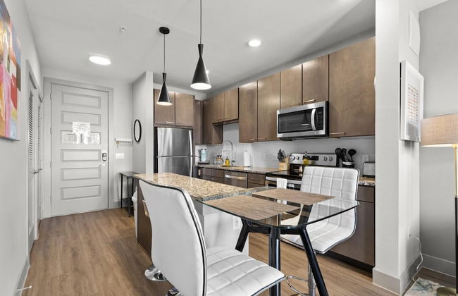 Modern 1BR King Suite Close to Downtown w Fast Wifi - Foto 10