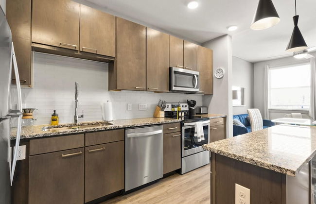 Modern 1BR King Suite Close to Downtown w Fast Wifi - Foto 3