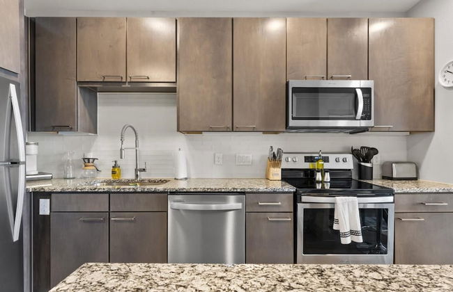 Modern 1BR King Suite Close to Downtown w Fast Wifi - Foto 9