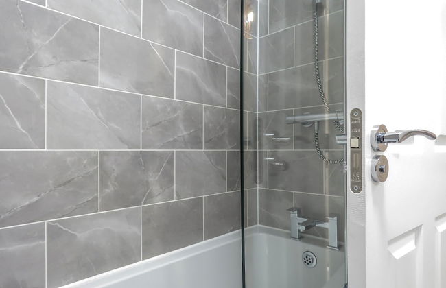 Tudors eSuites Birmingham House with Private Garden Free Parking - Foto 12