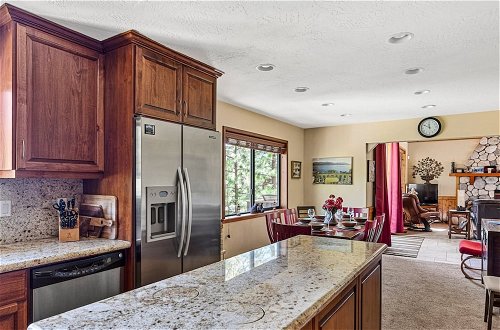 Photo 10 - Sutter Ln by Avantstay Beautifully Remodeled Kitchen,4cabin-chic Bedrooms