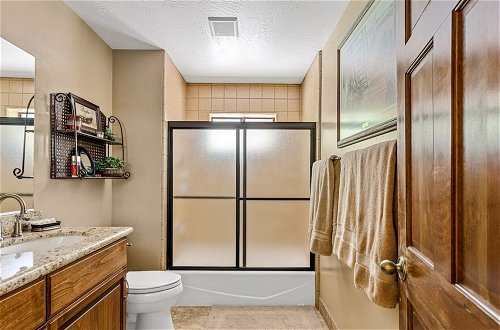 Photo 14 - Sutter Ln by Avantstay Beautifully Remodeled Kitchen,4cabin-chic Bedrooms