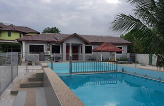 Foto 1 - Mri Homestay Sg Buloh - 2 Br House With Centralised Private Pool