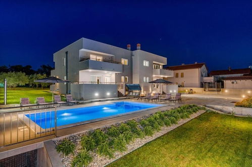 Photo 11 - Villa D - Pula, 3-bedrooms, Sauna, Fitness Room, Billiard, Heated Pool