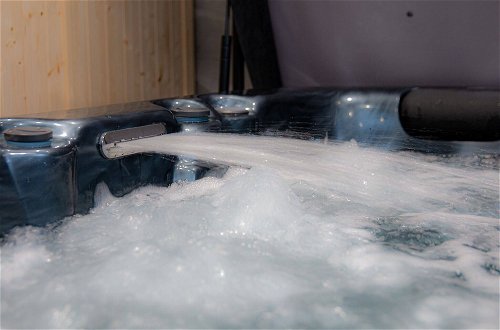 Foto 46 - Private Hot Tub, Sauna, Ice Bath Gym Apartment