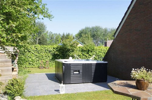 Photo 27 - Cozy Holiday Home with Hot Tub in Lauwersoog by Lake