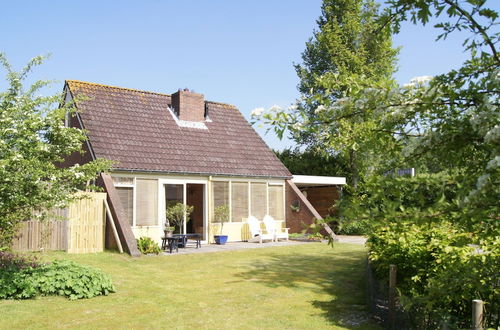 Photo 7 - Cozy Holiday Home with Hot Tub in Lauwersoog by Lake