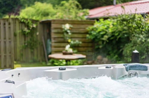 Photo 14 - Cozy Holiday Home with Hot Tub in Lauwersoog by Lake