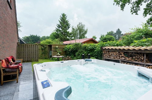 Photo 15 - Cozy Holiday Home with Hot Tub in Lauwersoog by Lake