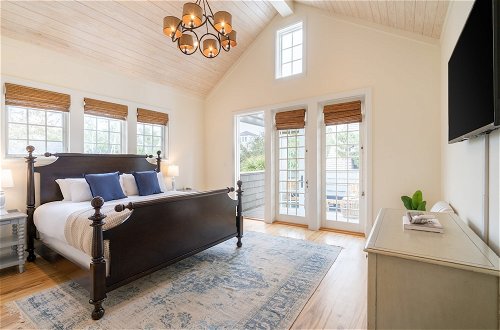 Photo 19 - Parker by Avantstay Radiant Home w/ Stunning Design Close to Beach