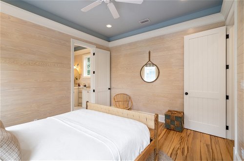 Photo 34 - Parker by Avantstay Radiant Home w/ Stunning Design Close to Beach