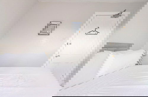 Foto 6 - Stunning 5 Bedroom Large Apartment With Parking