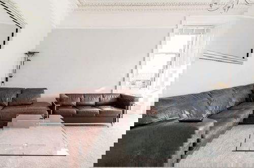 Foto 25 - Stunning 5 Bedroom Large Apartment With Parking