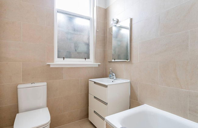 Stunning 5 Bedroom Large Apartment With Parking - Foto 28