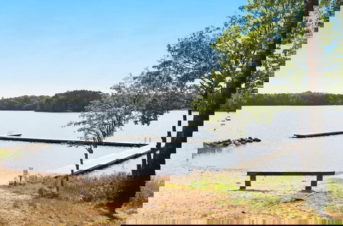 Foto 12 - Charming Lakeside Cottage Getaway