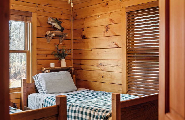 Deer Haven Cabin by Avantstay Waterfront Dock + Firepit - Photo 6