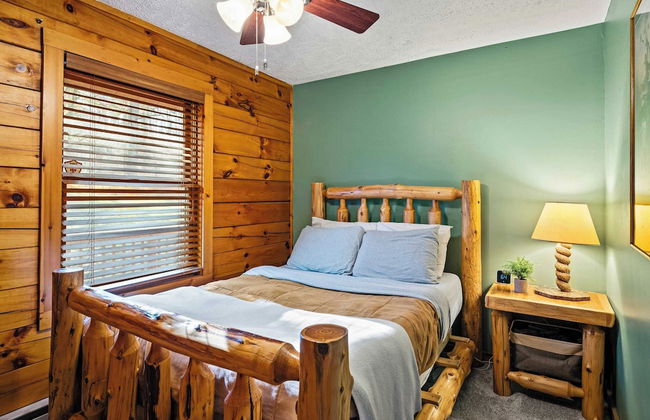 Deer Haven Cabin by Avantstay Waterfront Dock + Firepit - Photo 3