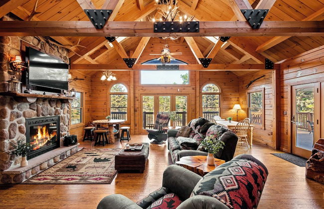 Deer Haven Cabin by Avantstay Waterfront Dock + Firepit - Photo 1