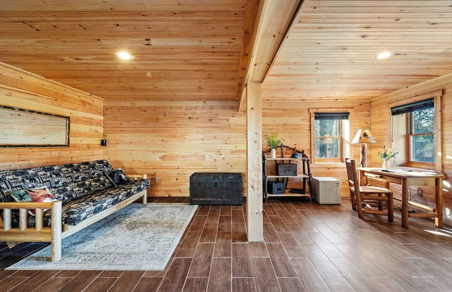 Deer Haven Cabin by Avantstay Waterfront Dock + Firepit - Photo 10