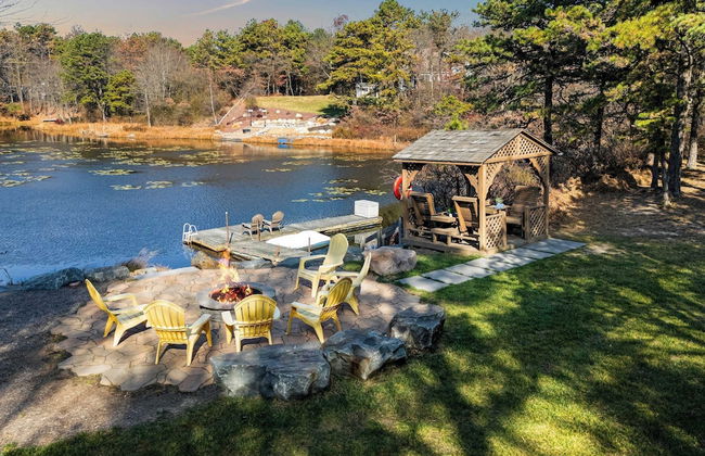 Deer Haven Cabin by Avantstay Waterfront Dock + Firepit - Photo 55